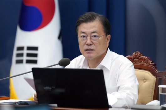 문재인 대통령이 2일 청와대에서 열린 수석·보좌관회의에서 발언하고 있다. 청와대 제공