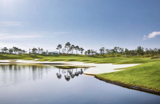 솔라시도의 시도코스 바다를 컨셉으로 조성된 코스답게 5번~7번홀이 대형 폰드로 둘러싸여 있어 마치 링크스코스에 아있다는 착각을 불러 일으키게 한다. /사진=솔라시도