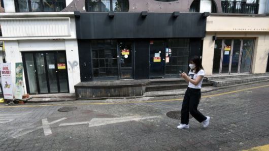 작년 3월 코로나19 1차 대유행이 시작된 후 지난달 12일부터 수도권 거리두기 최고 단계인 4단계가 시행되어 오는 22일까지 또 다시 연장되면서 소상공인과 자영업자의 생존이 위협받고 있다. 휴일인 8일 서울 홍대 거리 곳곳에 임대문구가 붙은 문닫은 가게가 눈에 띈다. 사진=서동일 기자