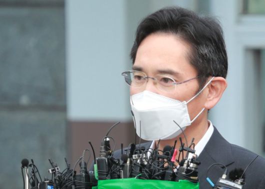 광복절 가석방으로 풀려난 이재용 삼성전자 부회장이 13일 오전 경기 의왕 서울구치소에서 나와 취재진의 질문에 답하고 있다. 2021.8.13/뉴스1 © News1 구윤성 기자 /사진=뉴스1