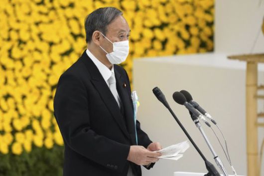 일본 스가 요시히데 총리가 태평양 전쟁 패전일인 15일 일본 도쿄 부도칸에서 열린 제76회 전몰자 추도식에 참석, 식사를 낭독하고 있다. AP뉴시스