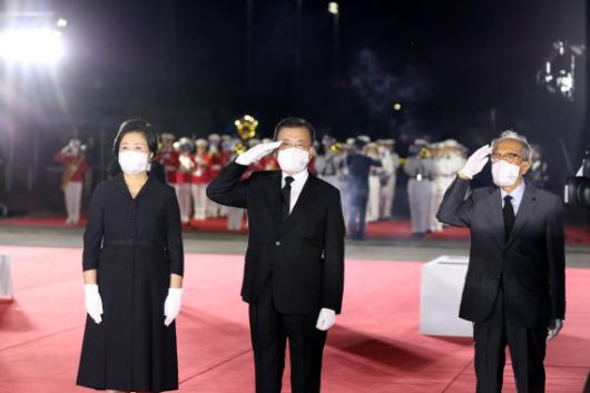 [서울=뉴시스] 전진환 기자 = 문재인 대통령과 김정숙 여사가 15일 오후 서울공항에서 홍범도 장군의 유해에 거수경례를 하고 있다. 2021.08.15. amin2@newsis.com <저작권자ⓒ 공감언론 뉴시스통신사. 무단전재-재배포 금지.> /사진=뉴시스화상