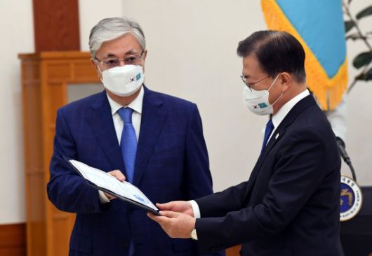 [서울=뉴시스] 전진환 기자 = 문재인 대통령이 17일 고 홍범도 장군 훈장 추서식이 열린 청와대에서 토카예프 카자흐스탄 대통령으로부터 홍범도 장군의 사망증명서를 받아보고 있다. 2021.08.17. amin2@newsis.com <저작권자ⓒ 공감언론 뉴시스통신사. 무단전재-재배포 금지.> /사진=뉴시스화상