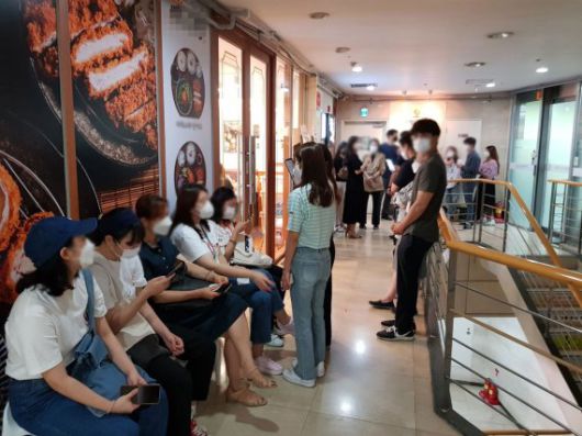 서울 중구 한 일식당 앞에 손님들이 줄을 서고 있다. /사진=윤홍집 기자