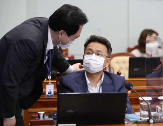 이철희 청와대 정무수석은 최근 여론조사에 발표한 문재인 대통령 지지율에 대해 아쉬움을 드러냈다. /사진=뉴스1