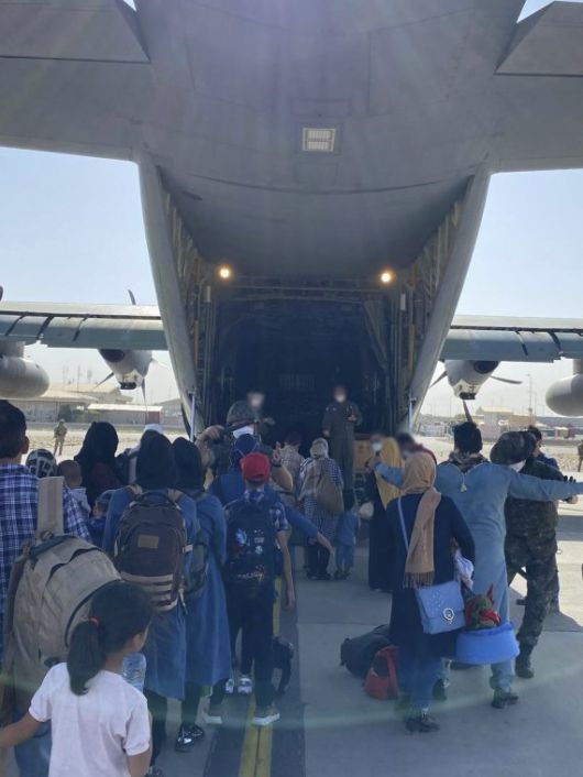 [서울=뉴시스] 정병혁 기자 = 25일 아프가니스탄 카불공항에서 한국으로 이송될 아프간인들이 수송기에 탑승하고 있다. 아프가니스탄에서 한국 정부 활동을 지원해 온 현지인 직원과 가족 380여명은 26일 인천공항을 통해 입국할 예정이다. (사진=외교부 제공) 2021.08.25. photo@newsis.com *재판매 및 DB 금지 /사진=뉴시스