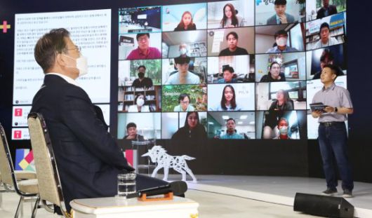 [서울=뉴시스] 김진아 기자 = 문재인 대통령이 26일 청와대에서 열린 제2벤처붐 성과보고회 ‘K+벤처’에서 참석자들의 질의·응답을 경청하고 있다. 2021.08.26. bluesoda@newsis.com <저작권자ⓒ 공감언론 뉴시스통신사. 무단전재-재배포 금지.> /사진=뉴시스화상