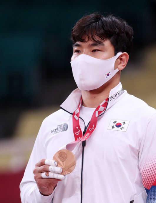 (도쿄=뉴스1) 사진공동취재단 = 2020 도쿄 패럴림픽 남자 유도 81kg에 출전한 이정민이 28일 일본 도쿄 무도관에서 열린 우크라이나와의 동메달 결정전에서 승리한 뒤 시상대에서 동메달을 목에 걸고 있다. 이정민은 이날 동메달 획득으로 리우 패럴림픽 은메달에 이어 2대회 연속 메달을 획득했다. (대한장애인체육회 제공) 2021.8.28/뉴스1 /사진=뉴스1화상