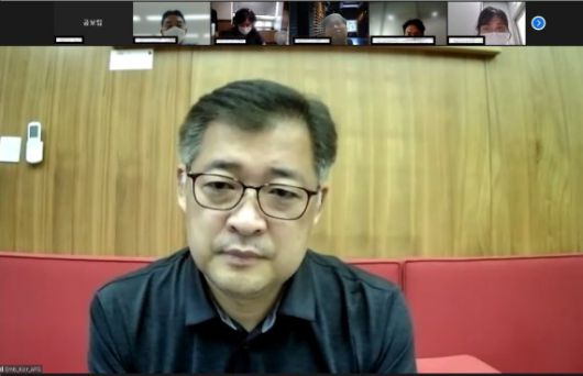 (서울=뉴스1) = 최태호 주 아프가니스탄 한국대사가 화상으로 18일 아프가니스탄을 벗어나던 상황에 대해 설명하고 있다. 현재 카타르 임시 공관에 머물고 있는 최태호 대사는 화상브리핑을 통해 현지에 남아있던 한국 교민들과 함께 17일 새벽 아프가니스탄을 벗어났다. (외교부 제공) 2021.8.18/뉴스1 /사진=뉴스1화상