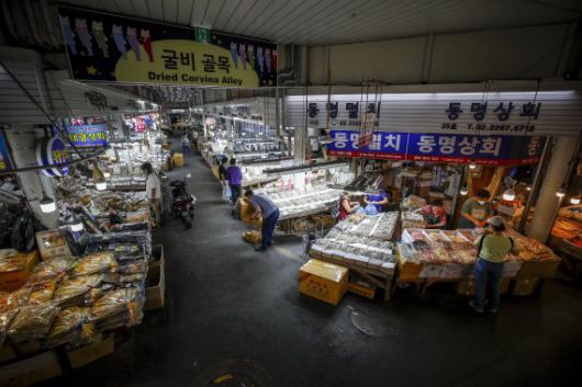 정부가 코로나 상생 국민지원금을 오는 9월 6일부터 지급한다고 30일 밝혔다. 지원금은 가구소득 하위 80% 이하인 가구의 구성원이 대상이다. 1인당 25만원이며, 지난해 봄 국민재난지원금과 달리 가구당 최대 금액 제한이 없다. 사진은 서울의 한 전통시장. 뉴시스