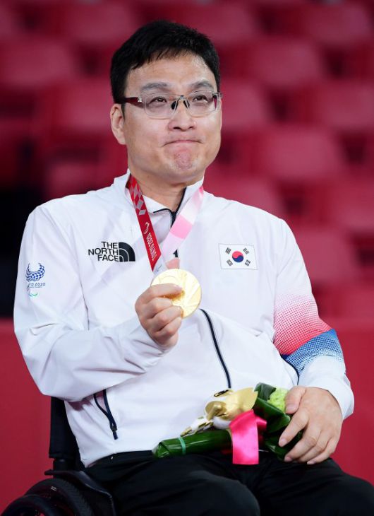 주영대가 30일 일본 도쿄 메트로폴리탄체육관에서 열린 2020 도쿄패럴림픽 탁구 남자 개인전(TT1) 시상식에서 금메달을 목에 걸고 있다. 2021.8.30/뉴스1 © News1 사진공동취재단 /사진=뉴스1