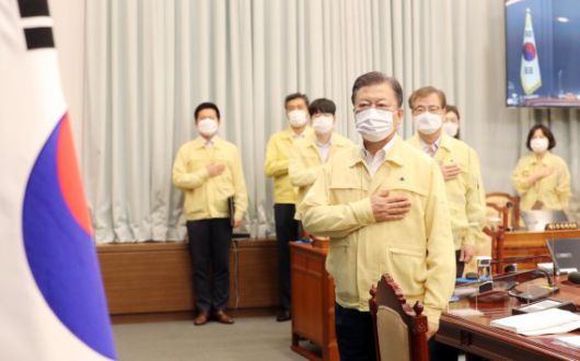 [서울=뉴시스] 전진환 기자 = 문재인 대통령이 31일 오전 청와대 여민관 영상회의실에서 열린 국무회의(영상)에 참석해 국민의례를 하고 있다. 2021.08.31. amin2@newsis.com <저작권자ⓒ 공감언론 뉴시스통신사. 무단전재-재배포 금지.> /사진=뉴시스화상