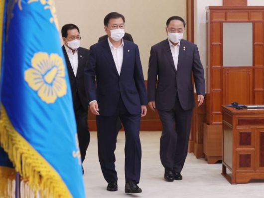 [서울=뉴시스]김진아 기자 = 문재인 대통령이 28일 청와대 본관 세종실에서 열린 확대경제장관회의에 홍남기 부총리 겸 기획재정부 장관, 유영민 비서실장과 참석하고 있다. 2021.06.28. bluesoda@newsis.com <저작권자ⓒ 공감언론 뉴시스통신사. 무단전재-재배포 금지.> /사진=뉴시스화상