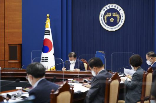 [서울=뉴시스] 전진환 기자 = 문재인 대통령이 2일 청와대 여민관 영상회의실에서 탄소중립 관련 관계부처 업무보고를 받고 있다. (사진=청와대 제공) 2021.09.02. photo@newsis.com *재판매 및 DB 금지 <저작권자ⓒ 공감언론 뉴시스통신사. 무단전재-재배포 금지.> /사진=뉴시스화상