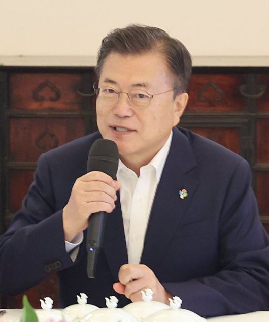 [서울=뉴시스]김진아 기자 = 문재인 대통령이 30일 청와대 상춘재에서 열린 헌법기관장 초청 오찬 간담회에서 참석자들과 환담하고 있다. 2021.06.30. bluesoda@newsis.com <저작권자ⓒ 공감언론 뉴시스통신사. 무단전재-재배포 금지.> /사진=뉴시스화상