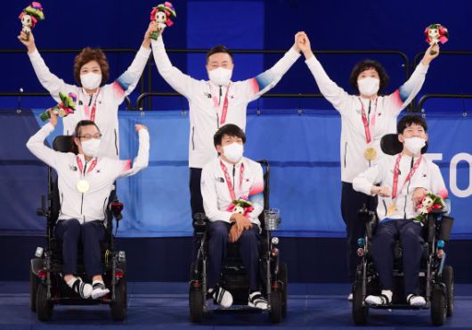 [도쿄(일본)=뉴시스] 사진공동취재단 = 보치아 국가대표 최예진, 정호원, 김한수(왼쪽부터)와 파트너들이 4일 일본 도쿄 아리아케 체조경기장에서 열린 도쿄패럴림픽 보치아 페어 시상식에서 금메달을 목에 걸고 환호하고 있다. 2021.09.04 photo@newsis.com /사진=뉴시스