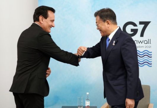 [콘월(영국)=뉴시스]박영태 기자 = 문재인 대통령이 12일(현지시간) 영국 콘월 트레게나 캐슬 호텔 양자회담장에서 열린 파스칼 소리오 아스트라제네카 CEO와의 회담에 참석해 인사를 나누고 있다. 2021.06.12. since1999@newsis.com <저작권자ⓒ 공감언론 뉴시스통신사. 무단전재-재배포 금지.> /사진=뉴시스화상