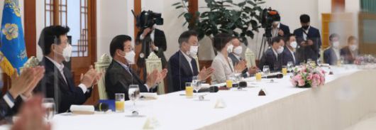 [서울=뉴시스] 전진환 기자 = 문재인 대통령이 3일 오전 청와대 본관 충무실에서 열린 국회의장단·상임위원장단 초청 간담회에서 박수치고 있다. 2021.09.03. amin2@newsis.com <저작권자ⓒ 공감언론 뉴시스통신사. 무단전재-재배포 금지.> /사진=뉴시스화상