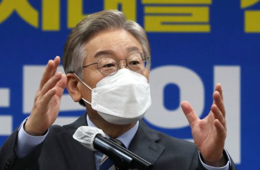 더불어민주당 대선주자인 이재명 경기지사가 6일 오전 강원도 원주시청에서 열린 기자회견에서 강원지역 발전 공약을 발표하고 있다. 사진=뉴스1화상