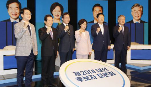 더불어민주당 박용진, 정세균, 이낙연, 추미애, 김두관, 이재명(왼쪽부터) 대선 경선 후보가 7일 오후 대구 수성구 두산동 TBC 스튜디오에서 열린 TV토론회에 참석해 본격적인 토론에 앞서 포토타임을 갖고 포즈를 취하고 있다. 2021.9.7/뉴스1