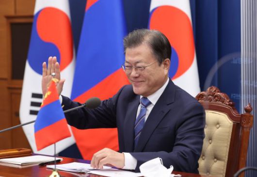 [서울=뉴시스] 김진아 기자 = 문재인 대통령이 10일 청와대 영상회의실에서 우흐나 후렐수흐 몽골 대통령과 화상 정상회담에 앞서 손을 들어 인사하고 있다. 2021.09.10. bluesoda@newsis.com <저작권자ⓒ 공감언론 뉴시스통신사. 무단전재-재배포 금지.> /사진=뉴시스화상