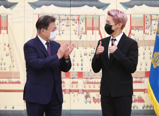 [서울=뉴시스] 전진환 기자 = 문재인 대통령이 14일 청와대에서 열린 미래세대와 문화를 위한 대통령 특별사절 임명장 수여식에서 그룹 BTS 멤버 제이홉에게 임명장을 수여하고 기념사진 촬영 후 인사하고 있다. 2021.09.14. amin2@newsis.com /사진=뉴시스