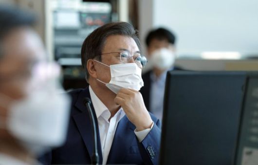 [서울=뉴시스] 문재인 대통령이 15일 국방과학연구소 안흥시험장에서 미사일전력 발사 시험을 참관하고 있다. (사진=청와대 제공) 2021.09.15. photo@newsis.com *재판매 및 DB 금지 <저작권자ⓒ 공감언론 뉴시스통신사. 무단전재-재배포 금지.> /사진=뉴시스화상