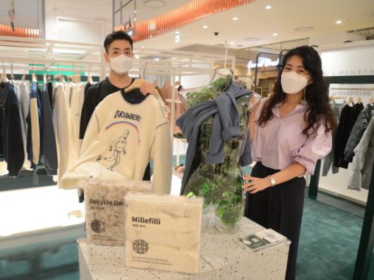 롯데백화점은 친환경 패션 브랜드 'OOTT'를 론칭하고 16일 부산본점에 오픈했다고 밝혔다. 친환경 기획상품 외에도 환경 친화 브랜드와 협업해 다양한 상품을 선보일 예정이다./제공=롯데쇼핑