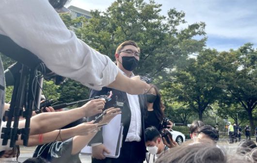 16일 경찰이 서울 여의도 국회 앞에서 전국자영업자비상대책위원회의 자영업자 추모 분향소 설치를 저지한 가운데 김기홍 자대위 공동대표가 관련 입장을 밝히고 있다. 사진=박지연 기자