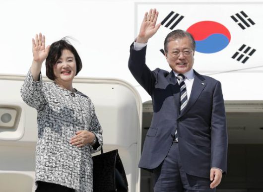 한미 정상회담과 유엔총회 참석을 마친 문재인 대통령과 부인 김정숙 여사가 지난 2019년 9월25일(현지시간) 뉴욕 JKF 국제공항에서 공군 1호기 탑승 전 환송 인사들을 향해 손 흔들어 인사하고 있다. 뉴시스