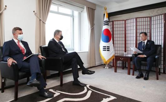 문재인 대통령이 21일(현지시간) 미국 뉴욕의 한 호텔에서 앨버트 불라(가운데) 화이자 최고경영자(CEO)를 만나 백신 조기 공급 등에 관해 논의하고 있다. 뉴시스