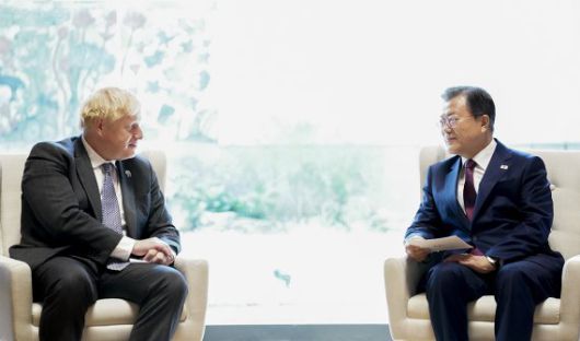 문재인 대통령이 20일(현지시간) 미국 뉴욕 주유엔대표부 양자회담장에서 보리스 존슨 영국 총리와 정상회담을 하고 있다. (청와대 제공) 2021.9.21/뉴스1 /사진=뉴스1