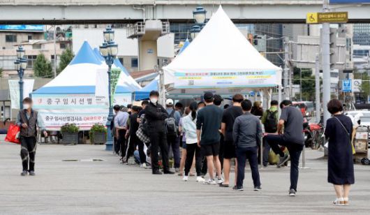 코로나19 일일 신규 확진자 수가 3273명으로 집계돼 역대 최대치를 보인 지난 25일 오전 서울 중구 서울역에 마련된 임시선별검사소에서 시민들이 검사를 기다리고 있다. 사진=뉴시스