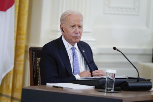 24일(현지시간)미국 워싱턴 백악관에서 열린 쿼드 정상회의에 참석한 조 바이든 미국 대통령. AP뉴시스                                    쿼드 정상회의에 참석한 스가 요시히데 일본 총리. AP뉴시스