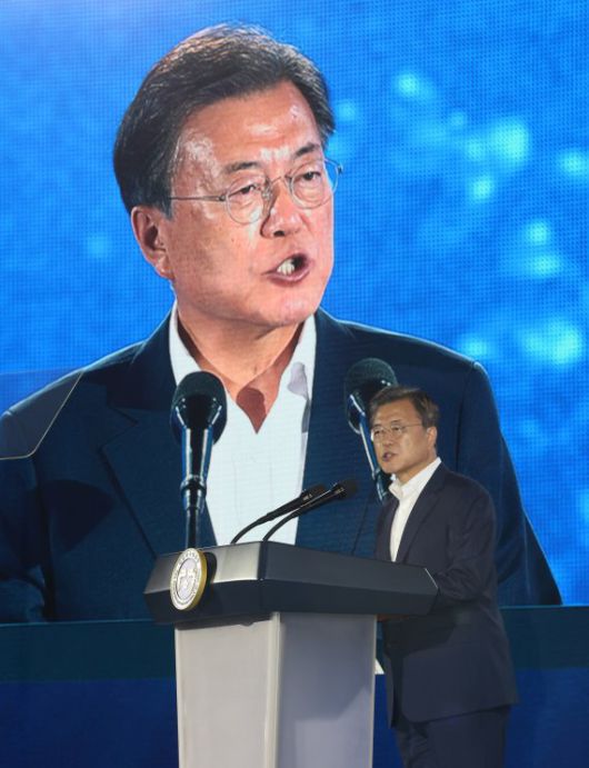 [인천=뉴시스] 전진환 기자 = 문재인 대통령이 7일 인천광역시 서구 현대모비스 수소연료전지공장 투자 예정지에서 열린 수소경제 성과 및 수소 선도국가 비전보고에서 발언하고 있다. 2021.10.07. amin2@newsis.com /사진=뉴시스