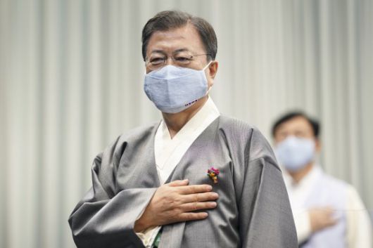 (서울=뉴스1) 이광호 기자 = 문재인 대통령이 2021가을 한복문화주간을 맞아 12일 오전 청와대 여민관 영상회의실에서 열린 국무회의에 한복을 입고 참석해 국민의례를 하고 있다. 2021.10.12/뉴스1 /사진=뉴스1화상