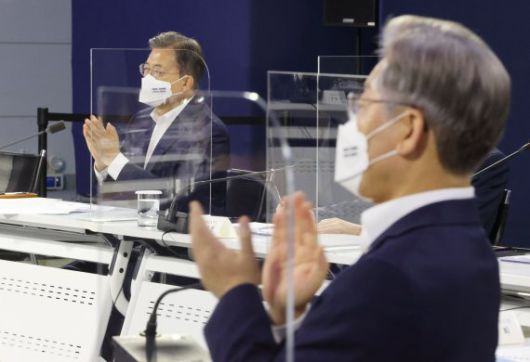 문재인 대통령이 14일 오후 세종시 정부세종컨벤션센터에서 열린 '균형발전 성과와 초광역협력 지원전략 보고'행사에서 박수를 치고 있다. 오른쪽은 더불어민주당 대선후보인 이재명 경기도지사. 사진=뉴시스