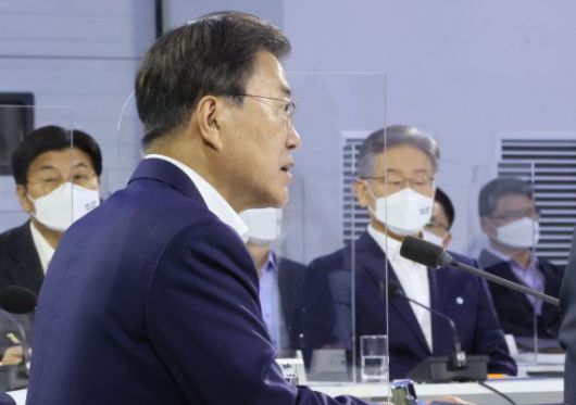 문재인 대통령이 14일 세종시 정부세종컨벤션센터에서 열린 '균형발전 성과와 초광역협력 지원전략 보고'행사에서 발언하고 있다. 오른쪽은 더불어민주당 대선후보인 이재명 경기도지사. 뉴시스