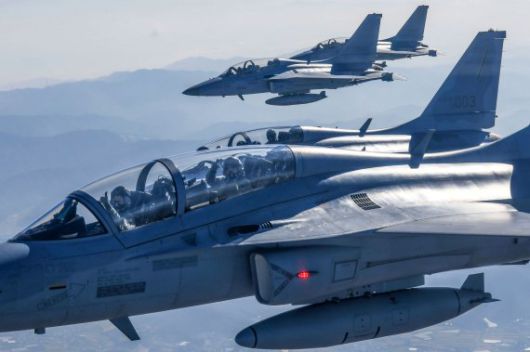 문재인 대통령이 지난 20일 경기 성남시 서울공항에서 열린 2021 서울 국제 항공우주 및 방위산업 전시회 기념식에 FA-50 경공격기를 타고 영공을 비행해 참석하고 있다. 국방부 제공