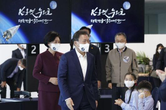 [고흥=뉴시스] 전진환 기자 = 문재인 대통령과 김정숙 여사가 21일 오후 전남 고흥 나로우주센터 연구동에서 한국형 발사체 '누리호(KSLV-2)'의 발사를 참관을 위해 입장하고 있다. 2021.10.21. amin2@newsis.com <저작권자ⓒ 공감언론 뉴시스통신사. 무단전재-재배포 금지.> /사진=뉴시스화상