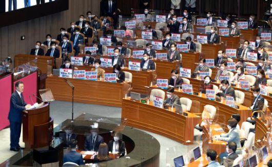 문재인 대통령은 25일 국회에서 임기 내 마지막 시정연설을 통해 코로나19 극복과 일상 회복을위한 604조4000억원 규모의 내년도 예산안이 국회를 통과할 수 있도록 여야가 초당적으로 협조해주길 당부했다. 임기 5년 연속해 시정연설을 한 대통령은 문 대통령이 유일하다. 문 대통령이 이날 오전 국회 본회의장에서 시정연설을 하고 있다. 사진=서동일 기자