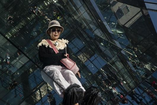 지난 21일(현지시간) 뉴욕 맨해튼 42번가에서 '원 밴더빌트 써밋' 전망대가 개장해 한 방문객이 바닥에 비친 자신의 모습을 내려보고 있다. 뉴시스