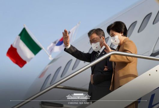 (서울=뉴스1) 유승관 기자 = 문재인 대통령과 부인 김정숙 여사가 28일(현지시간) 주요 20개국(G20) 정상회의 참석 및 교황청 공식 방문을 위해 이탈리아 로마 피우미치노 국제공항에 도착해 공군 1호기에서 인사하고 있다. (청와대 페이스북) 2021.10.29/뉴스1 /사진=뉴스1화상