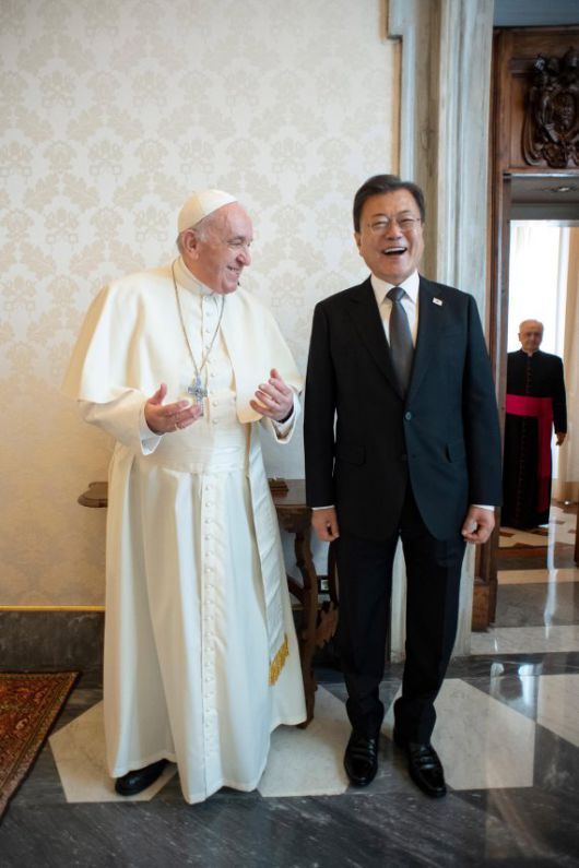 [바티칸=뉴시스] 김진아 기자 = 바티칸 교황청을 공식 방문한 문재인 대통령이 29일(현지시간) 프란치스코 교황과 단독 면담에 앞서 기념촬영을 하고 있다. (사진=바티칸 제공) 2021.10.29. photo@newsis.com *재판매 및 DB 금지 <저작권자ⓒ 공감언론 뉴시스통신사. 무단전재-재배포 금지.> /사진=뉴시스화상