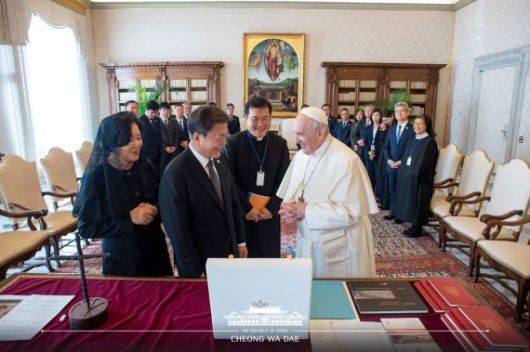 (서울=뉴스1) = 문재인 대통령이 29일 프란치스코 교황과 단독 면담 후 선물을 주고 받고 있다. 문 대통령은 DMZ 철조망을 녹여 만든 십자가를, 프란치스코 교황은 교황청 공방에서 제작한 기념패와 기도문이 담긴 책자를 선물했다. (청와대 페이스북) 2021.10.30/뉴스1 /사진=뉴스1화상