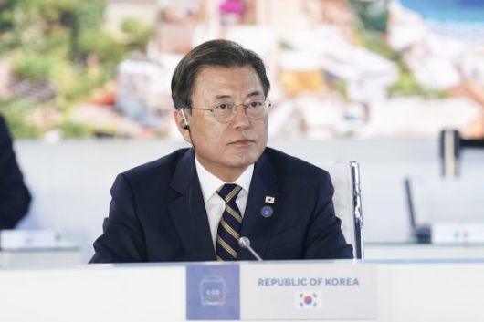 [로마=뉴시스] 김진아 기자 = G20 정상회의를 참석 중인 문재인 대통령이 31일 오후 이탈리아 로마 누볼라컨벤션센터에서 열린 공급망 회복력 관련 글로벌 정상회의에서 조 바이든 미국대통령의 발언을 경청하고 있다. 2021.11.01. bluesoda@newsis.com <저작권자ⓒ 공감언론 뉴시스통신사. 무단전재-재배포 금지.> /사진=뉴시스화상