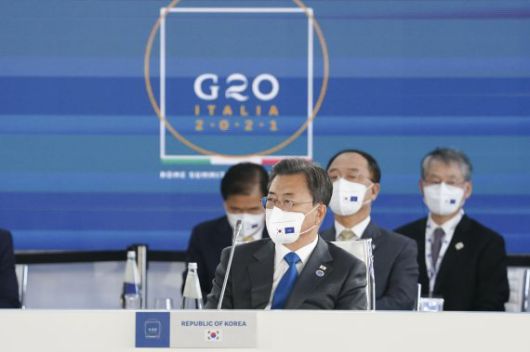 [로마=뉴시스] 김진아 기자 = 문재인 대통령이 30일(현지시간) 이탈리아 로마 누볼라 컨벤션에서 열린 G20 '국제경제 및 보건' 세션에 참석하고 있다. 2021.10.30 bluesoda@newsis.com /사진=뉴시스