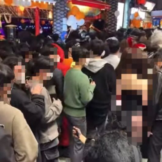 서울 용산경찰서가 서울 용산구 이태원에서 할러윈 데이 기간 한 남성이 여성을 불법촬영했다는 의혹과 관련 고소장을 접수해 수사에 착수했다. 유튜브와 온라인 커뮤니티 등에는 핼러윈 데이 기간 이태원에서 고릴라 분장을 한 남성이 바니걸 분장을 한 여성의 뒷모습 촬영하는 듯한 영상이 올라와 논란이 됐다. /사진=뉴시스