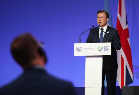 [글래스고=뉴시스] 김진아 기자 = 문재인 대통령이 1일(현지시간) 영국 글래스고 SEC에서 열린 제26차 유엔 기후변화협약 당사국총회(COP26)에서 연설을 하고 있다. 2021.11.02. bluesoda@newsis.com <저작권자ⓒ 공감언론 뉴시스통신사. 무단전재-재배포 금지.> /사진=뉴시스화상