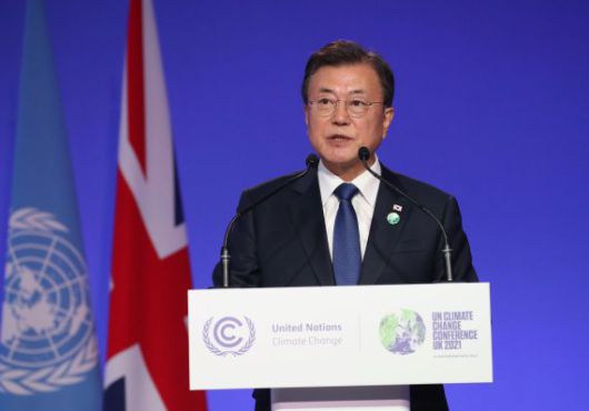 [글래스고=뉴시스] 김진아 기자 = 문재인 대통령이 1일(현지시간) 영국 글래스고 SEC에서 열린 제26차 유엔 기후변화협약 당사국총회(COP26)에서 연설을 하고 있다. 2021.11.02. bluesoda@newsis.com /사진=뉴시스